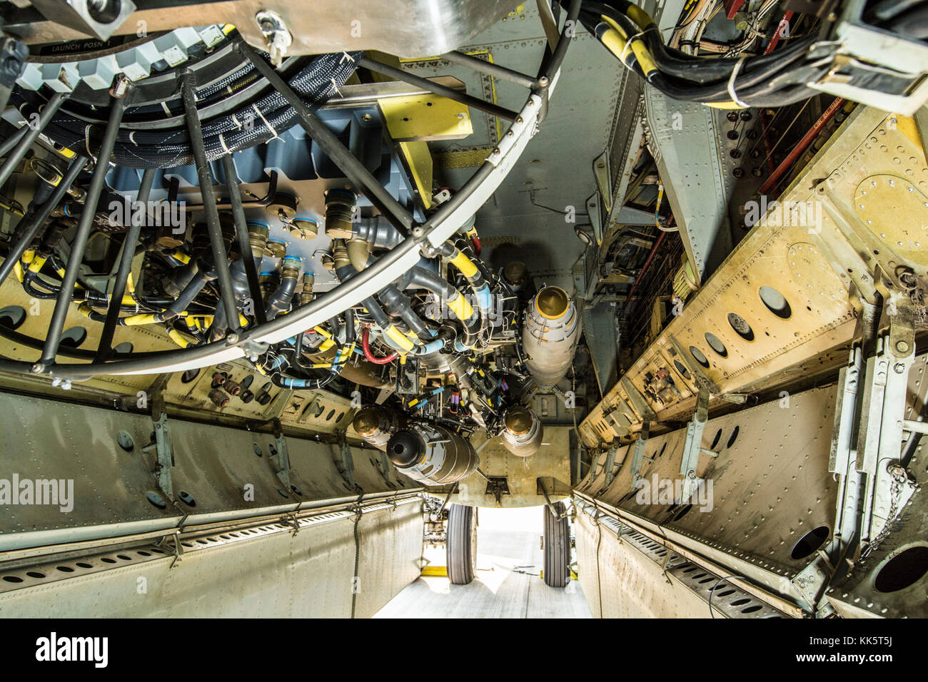 Einer US-amerikanischen B-52-Bomber sitzt auf einem flightline mit Munition auf einer neu installierten konventionellen Drehwahlschalter Trägerrakete in seine Bombe bay belastet, bei Al Udeid Air Base, Katar, Nov. 17, 2017. Die CRL wird es der B-52 mehr intelligente Bomben zu tragen. Die CRL-Upgrade wurde zur Unterstützung eines neuen offensive Kampagne in Afghanistan 19.11.2017 verwendet. Der afghanischen nationalen Verteidigungs- und Sicherheitskräfte (ANDSF) und die Vereinigten Staaten Forces-Afghanistan (USFOR-A) wurde eine Reihe von anhaltenden Angriffe der Taliban, wo sie besonders anfällig sind, zu schlagen: ihre Einnahmequellen. Zusammen, afghanische und US-Streitkräften durchgeführt kombinierte Operationen zu s Stockfoto