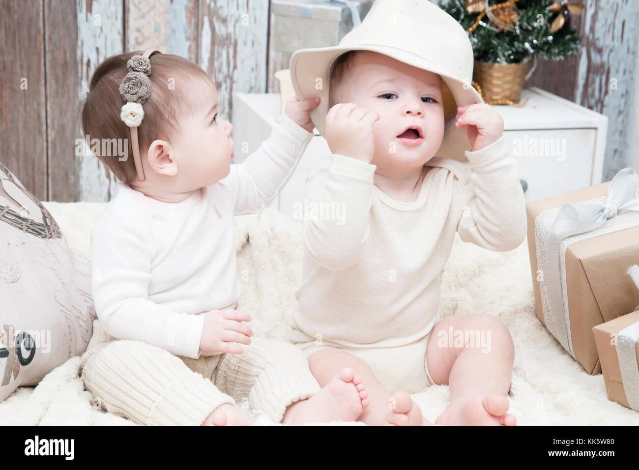 Zwei kleine Kinder, ein Junge und ein Mädchen in natürlichen Stoffwindeln, natürliche Windeln, umweltfreundliche Baumwollstoffe Stockfoto