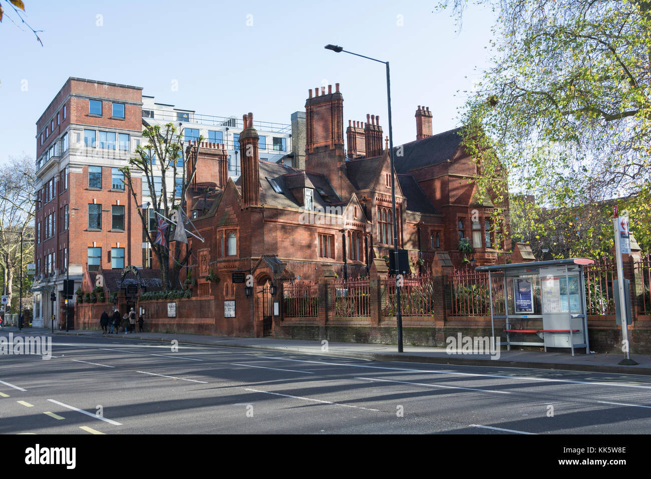 Äußere Aufnahme der St. Paul Hotel, Hammersmith Road, Hammersmith, London früher Teil der alten St Paul. Stockfoto