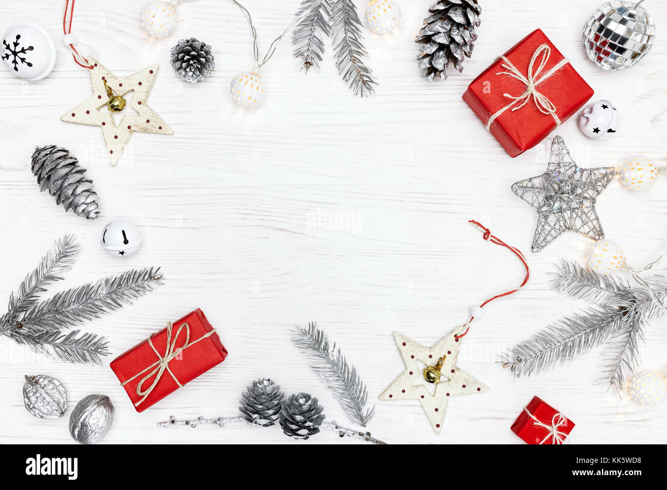 Silver christmas tree branches, Muttern, Dekorationen und Geschenkboxen auf weißem Holz- Hintergrund Stockfoto