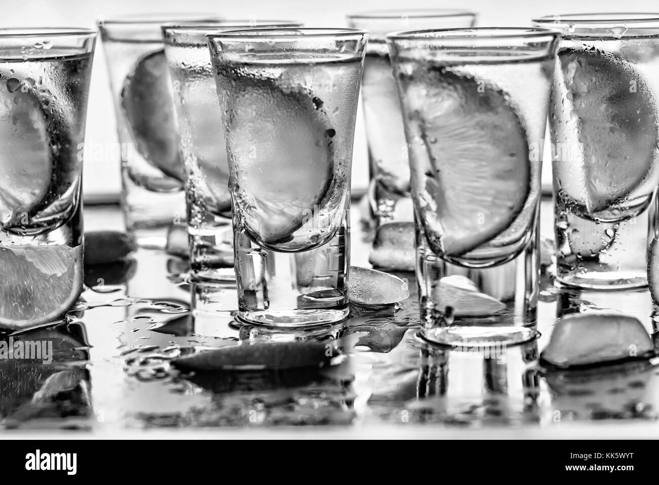 Closeup Wodka in ein Glas mit Eis, Limette Wodka, Gin Tonic, Tequila ...