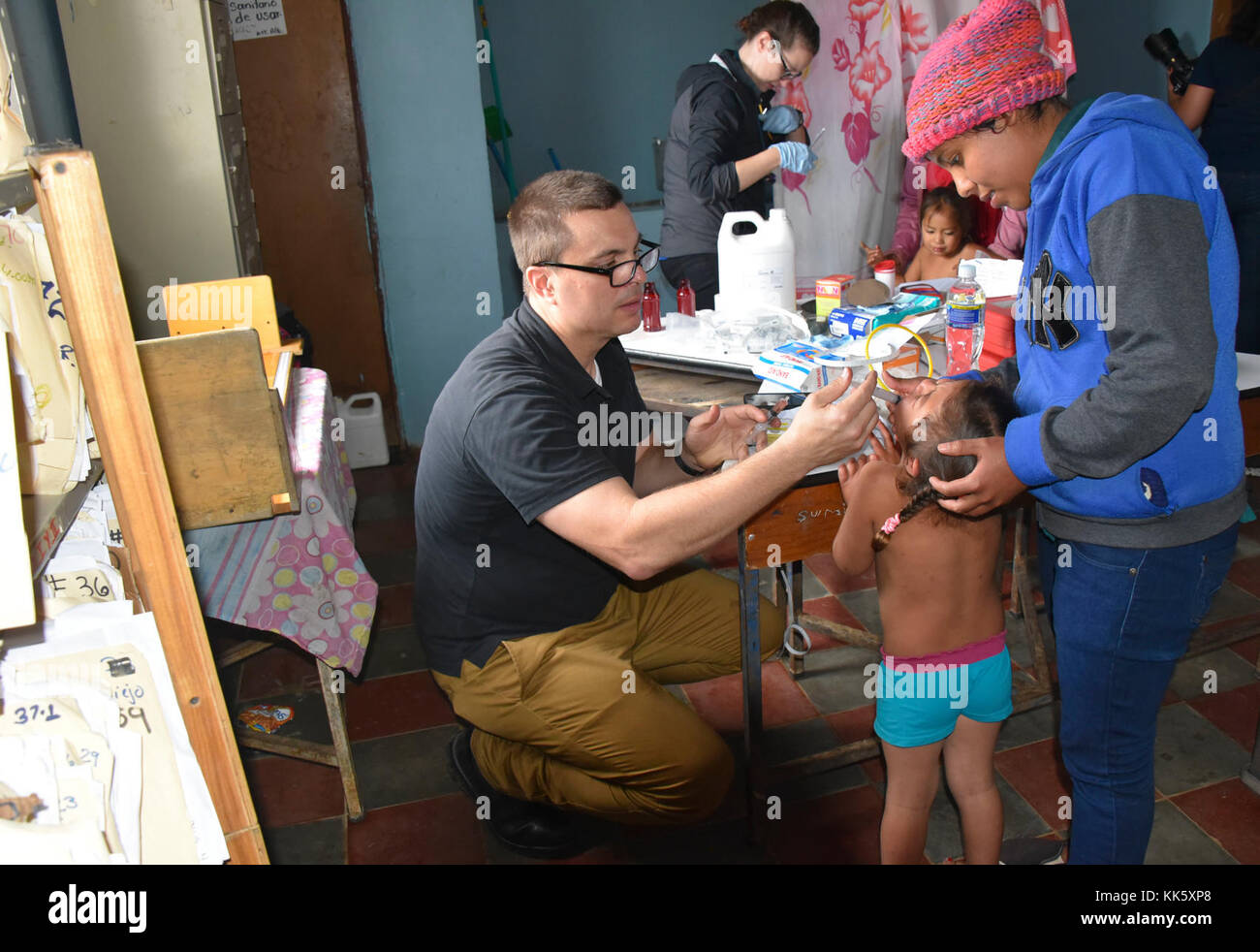 Us-Marine Kapitän Gregor Gorman, Program Director für die Nationale Hauptstadt Konsortium Kinderheilkunde Residency im Walter Reed National Military Medical Center und der Uniformed Services University verwaltet anti-parasitären Medikation, um ein Kind während einer pädiatrischen ernährungsphysiologische Bewertung Mission in Matazano Dorf an November 7, 2017. Joint Task Force - Bravo medizinische Element Personal in einem pädiatrischen ernährungsphysiologische Bewertung Mission als Mitglieder einer gemeinsamen Mannschaft mit Walter Reed und der honduranischen Ministerium für Gesundheit der Ernährungszustand der Kinder im Alter von 6 Monaten bis zu 60 Monaten bei t bewerten teilgenommen Stockfoto