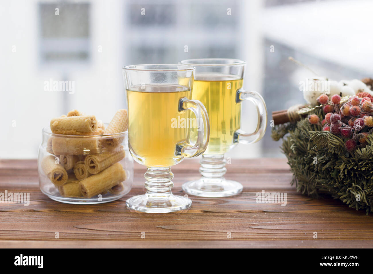 Das neue Jahr noch Leben mit Tee und Cookies Stockfoto