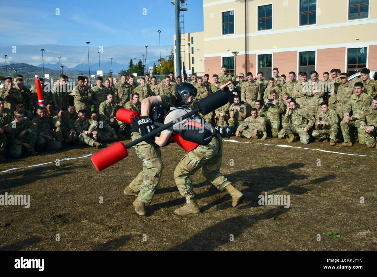 Us-Armee Fallschirmjäger in den zweiten Bataillon zugeordnet, 503Rd Infanterie Regiment, 173Rd Airborne Brigade, Durchführung einer Veranstaltung für Rockvember Brostrom Herausforderung, bei Caserma Del Din, Vicenza, Italien, November 8, 2017. Die 173Rd Airborne Brigade ist der US-Armee Contingency Response Force in Europa, die in der Projektion bereit Kräfte überall in den USA in Europa, Afrika oder Zentrale Befehle Verantwortungsbereiche innerhalb von 18 Stunden. (U.S. Armee Foto von Massimo Bovo) Stockfoto