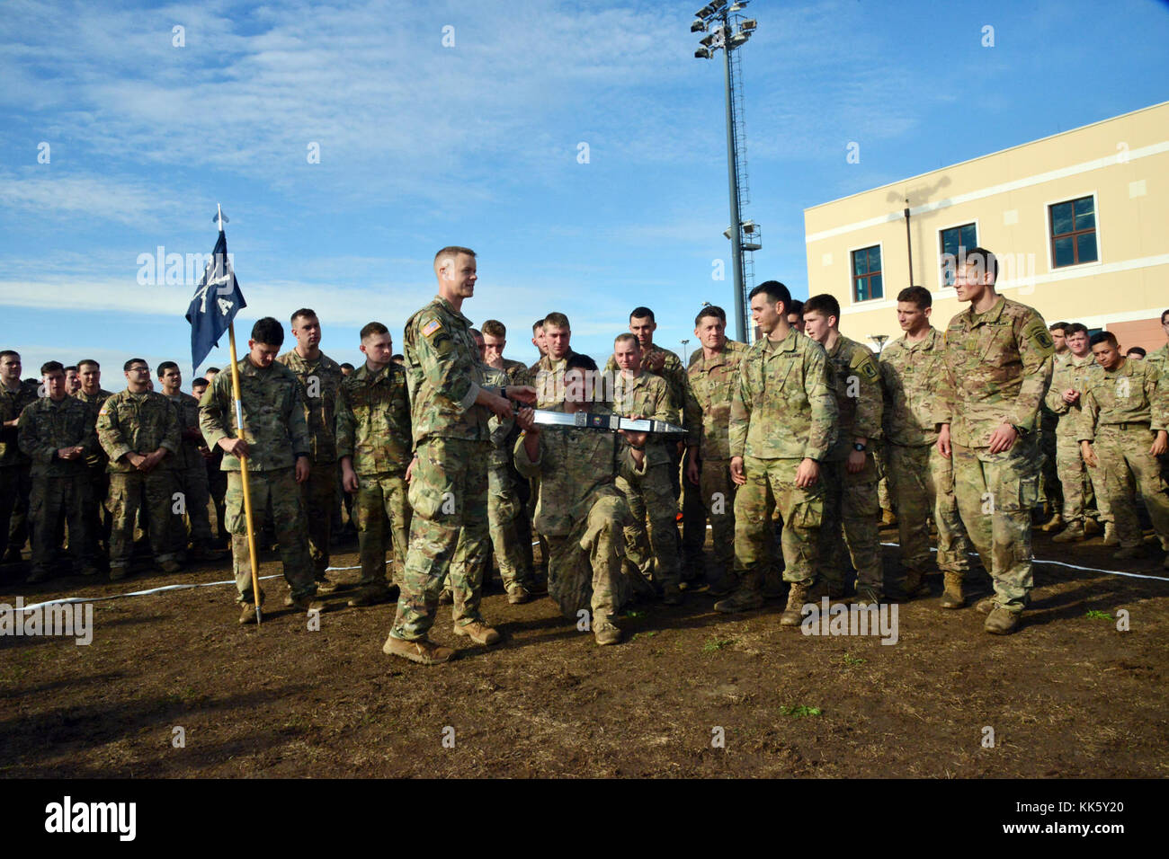 Us-Armee Oberstleutnant Jim D. Keirsey (Mitte), Kommandeur der 2.BATAILLON, 503Rd Infanterie Regiment, 173Rd Airborne Brigade, Durchführung einer Veranstaltung für Rockvember Brostrom Herausforderung, bei Caserma Del Din, Vicenza, Italien, November 8, 2017. Die 173Rd Airborne Brigade ist der US-Armee Contingency Response Force in Europa, die in der Projektion bereit Kräfte überall in den USA in Europa, Afrika oder Zentrale Befehle Verantwortungsbereiche innerhalb von 18 Stunden. (U.S. Armee Foto von Massimo Bovo) Stockfoto