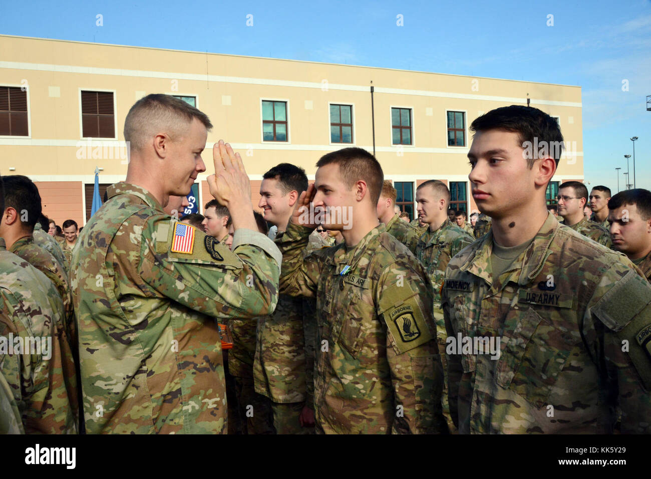 Us-Armee Fallschirmjäger in den zweiten Bataillon zugeordnet, 503Rd Infanterie Regiment, 173Rd Airborne Brigade, Rockvember Teilnahme Medaille für Brostrom Herausforderung, bei Caserma Del Din, Vicenza, Italien, Nov. 8, 2017 erhalten. Die 173Rd Airborne Brigade ist der US-Armee Contingency Response Force in Europa, die in der Projektion bereit Kräfte überall in den USA in Europa, Afrika oder Zentrale Befehle Verantwortungsbereiche innerhalb von 18 Stunden. (U.S. Armee Foto von Massimo Bovo) Stockfoto