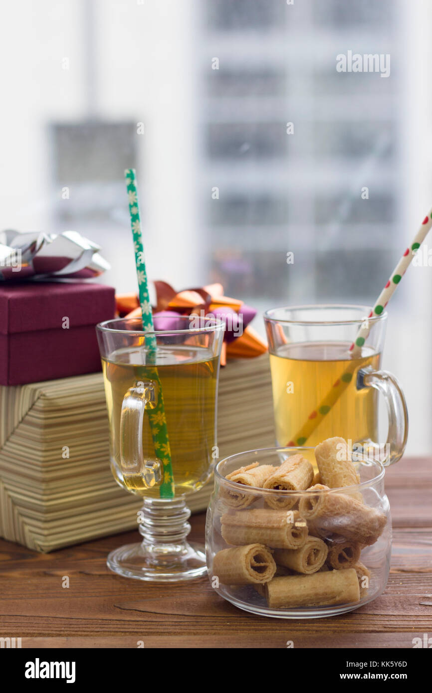 Stillleben mit einer Schüssel mit Cookies, Tee Tassen und Geschenkboxen Stockfoto