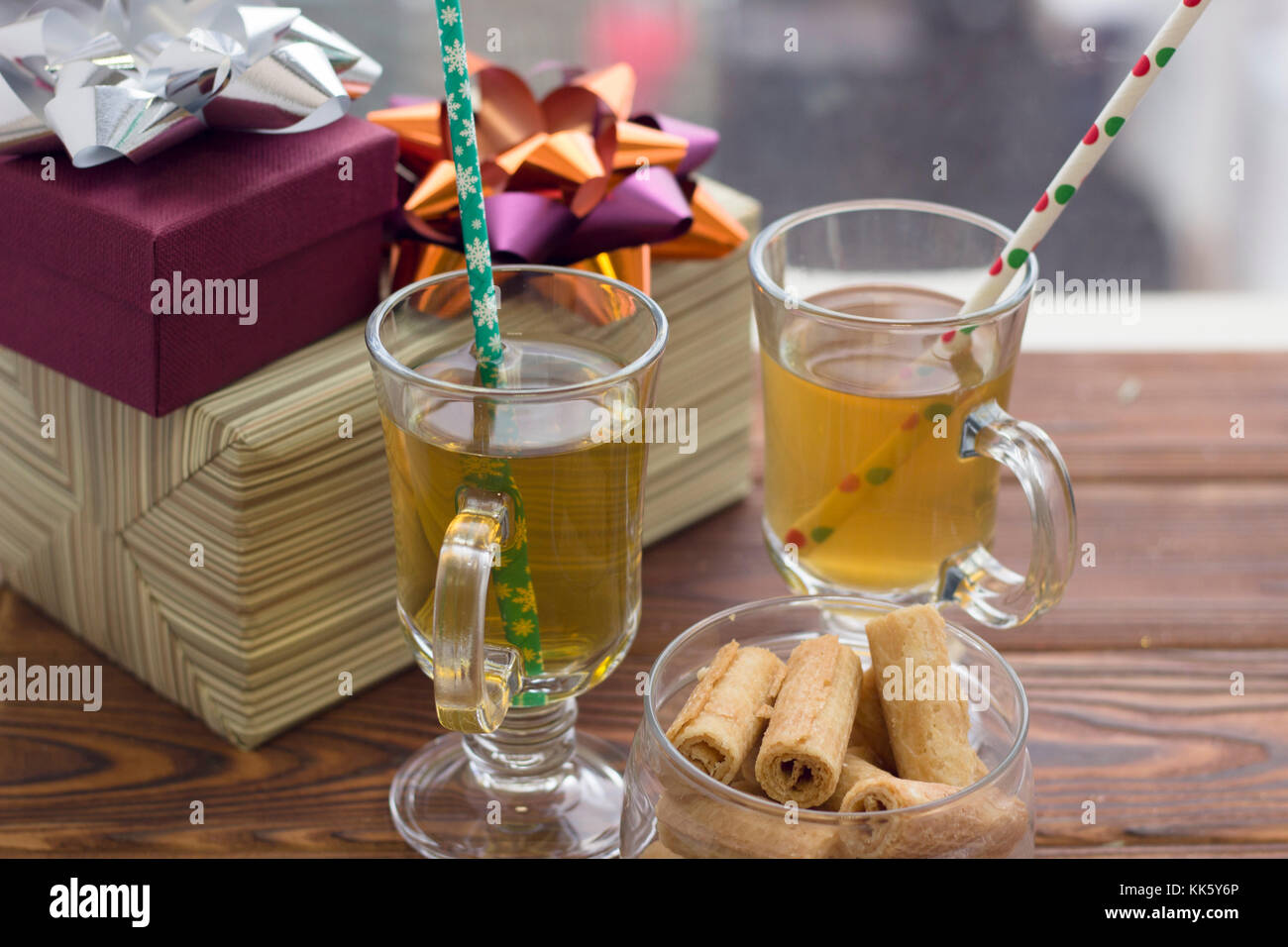 Stillleben mit einer Schüssel mit Cookies, Tee Tassen und Geschenkboxen Stockfoto