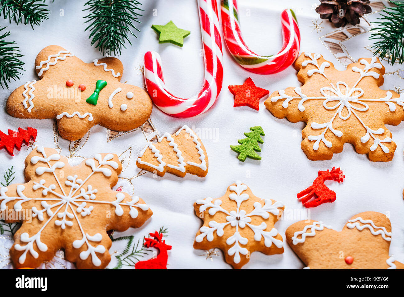 Weihnachten Lebkuchen cookies Hausgemachte mit Zweigen von Weihnachten und neues Jahr Einrichtung auf Tisch mit weißer Tischdecke. frohe weihnachten Postkarte Stockfoto