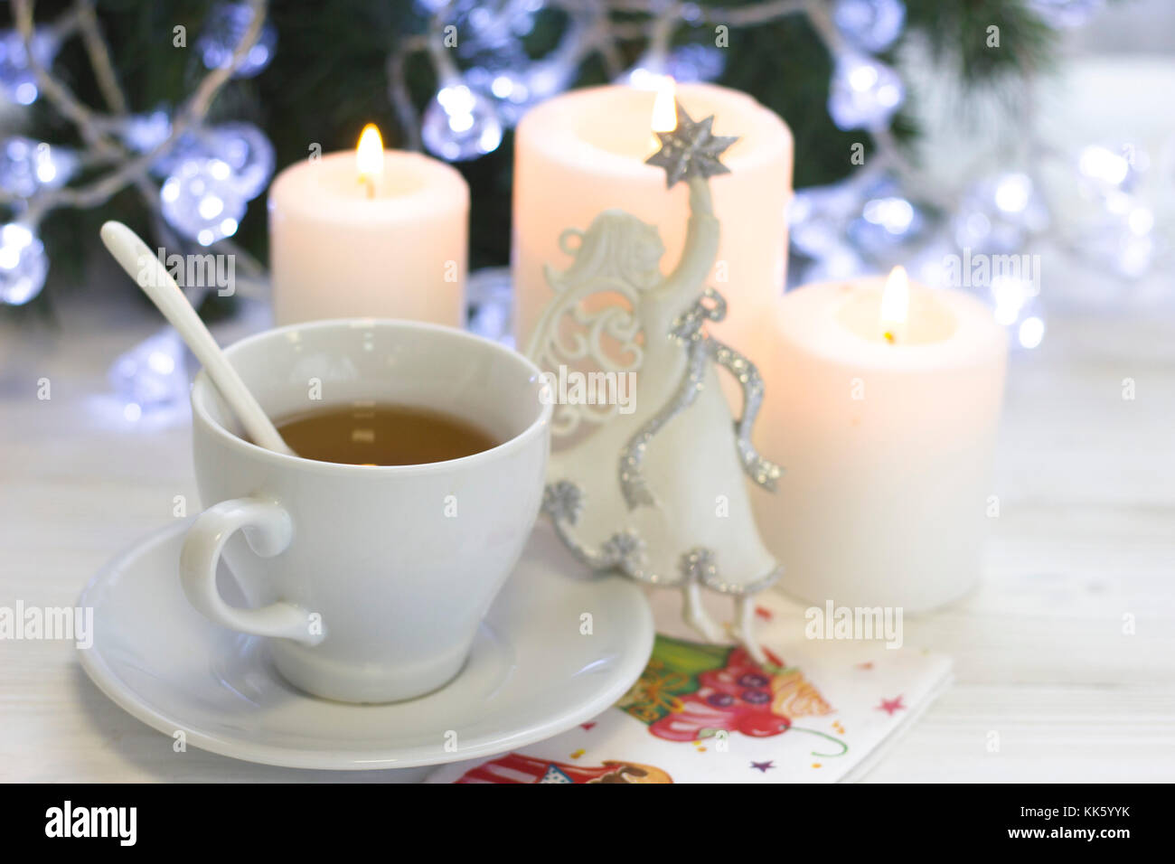 Eine festliche Stillleben mit Tee, Spielzeug Engel und Kerzen, helle Farben Stockfoto