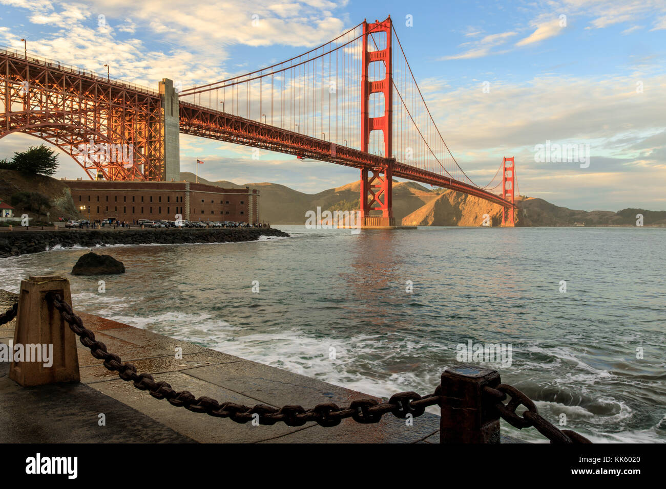 Golden Gate Bridge und Maschendrahtzaun. Stockfoto