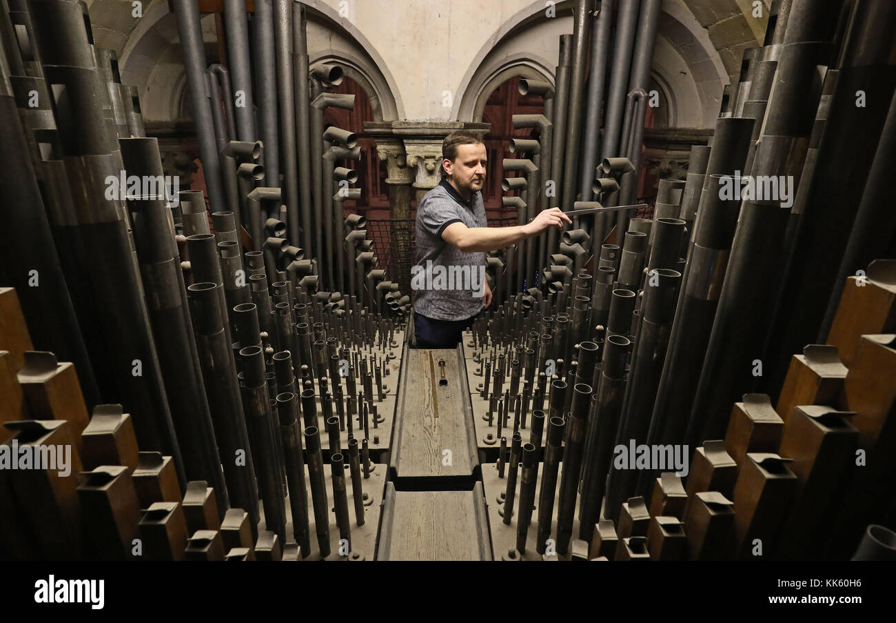 Orgel Tuner Chris Wintle bei der Arbeit in der Orgelempore der Kathedrale von Canterbury in Kent, wenn er sich eine von über 3000 Rohre im Loft, aus denen sich die Orgel in der Zeit für die Weihnachtszeit. Stockfoto