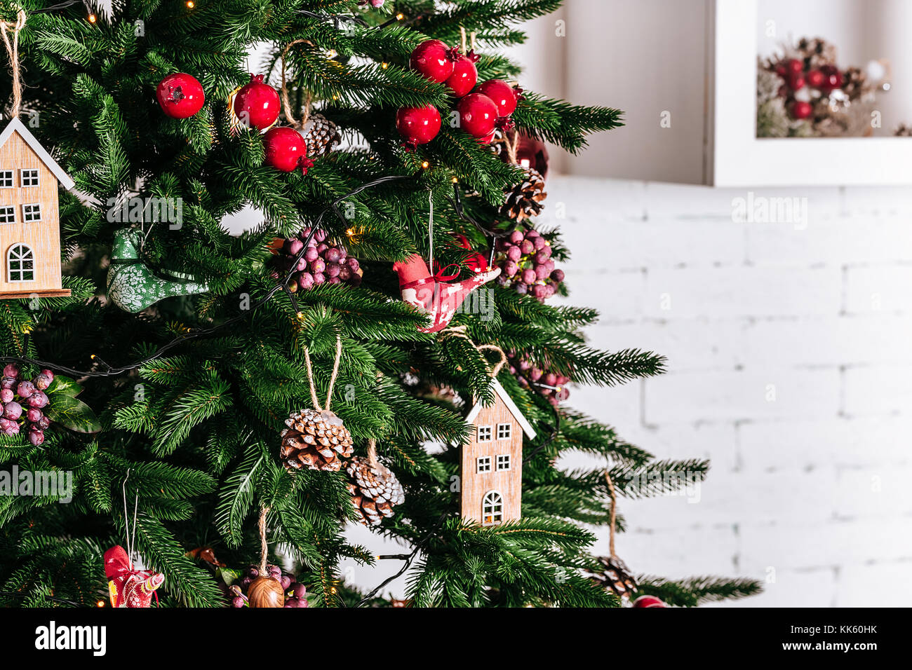 Weihnachtsbaum weihnachten Wohnzimmer. Schönes neues Jahr eingerichtete Classic home Interieur. Winter Hintergrund Stockfoto