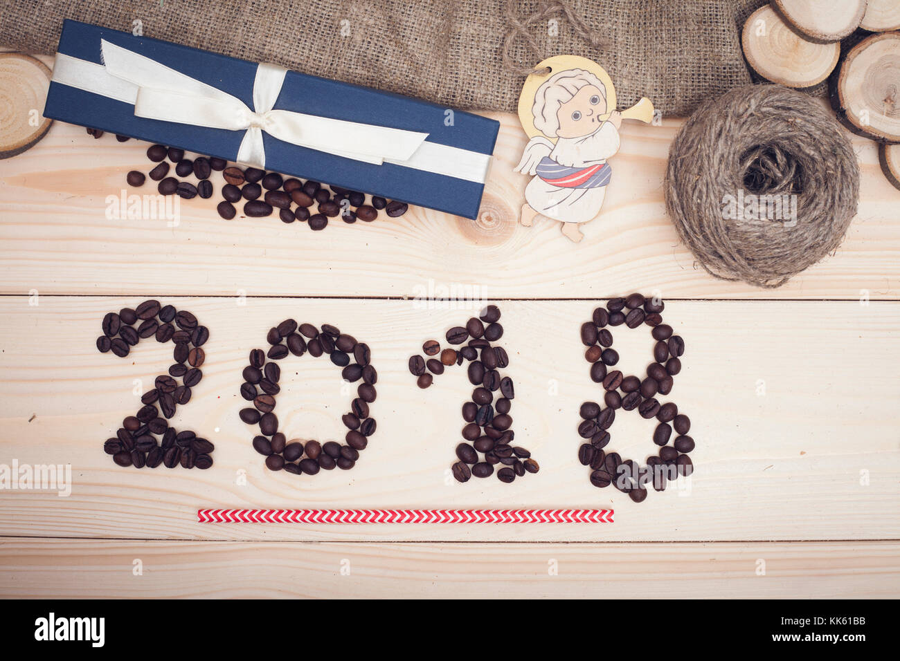 2018 Kaffeebohnen Inschrift, Spielzeug, Engel und einem Geschenkkarton Stockfoto