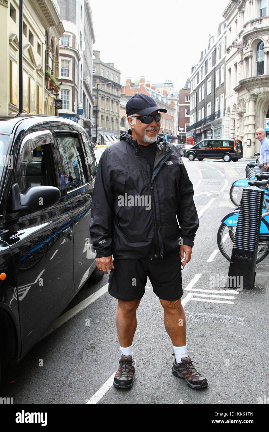 Tom Jones Tom Jones der legendären Sängerin dargestellt in Covent Garden WC2 London während er Trainieren war und ist immer noch bereit, sich fotografieren zu zeigen, dass selbst nach Jahrzehnten der öffentlichen Aufmerksamkeit hat er viel Geduld. Er ist ein Gentleman. Stockfoto