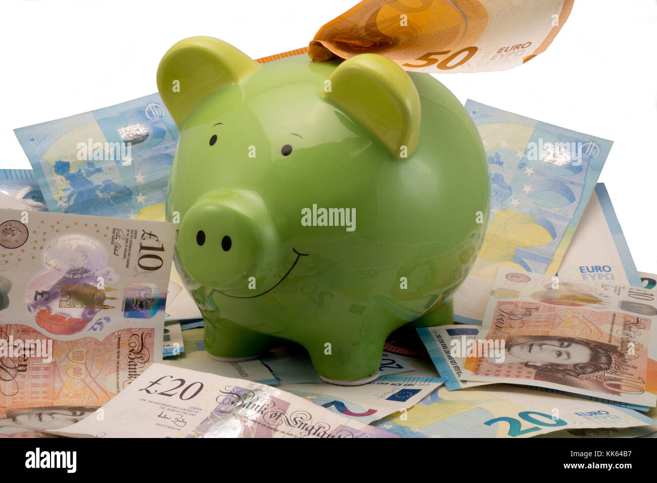 Sparschwein mit Euro und Britischen Pfund Sterling Banknoten auf weißem Hintergrund Stockfoto