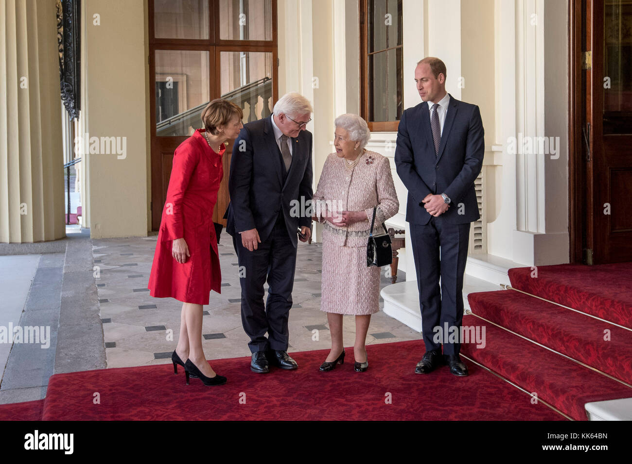 Queen Elizabeth II und der Herzog von Cambridge grüße den Präsidenten der Bundesrepublik Deutschland Dr. Frank-Walter Steinmeier und seine Frau Elke Budenbender außerhalb der großen Eingang, bevor ein eigenes Mittagessen im Buckingham Palace in London. Stockfoto