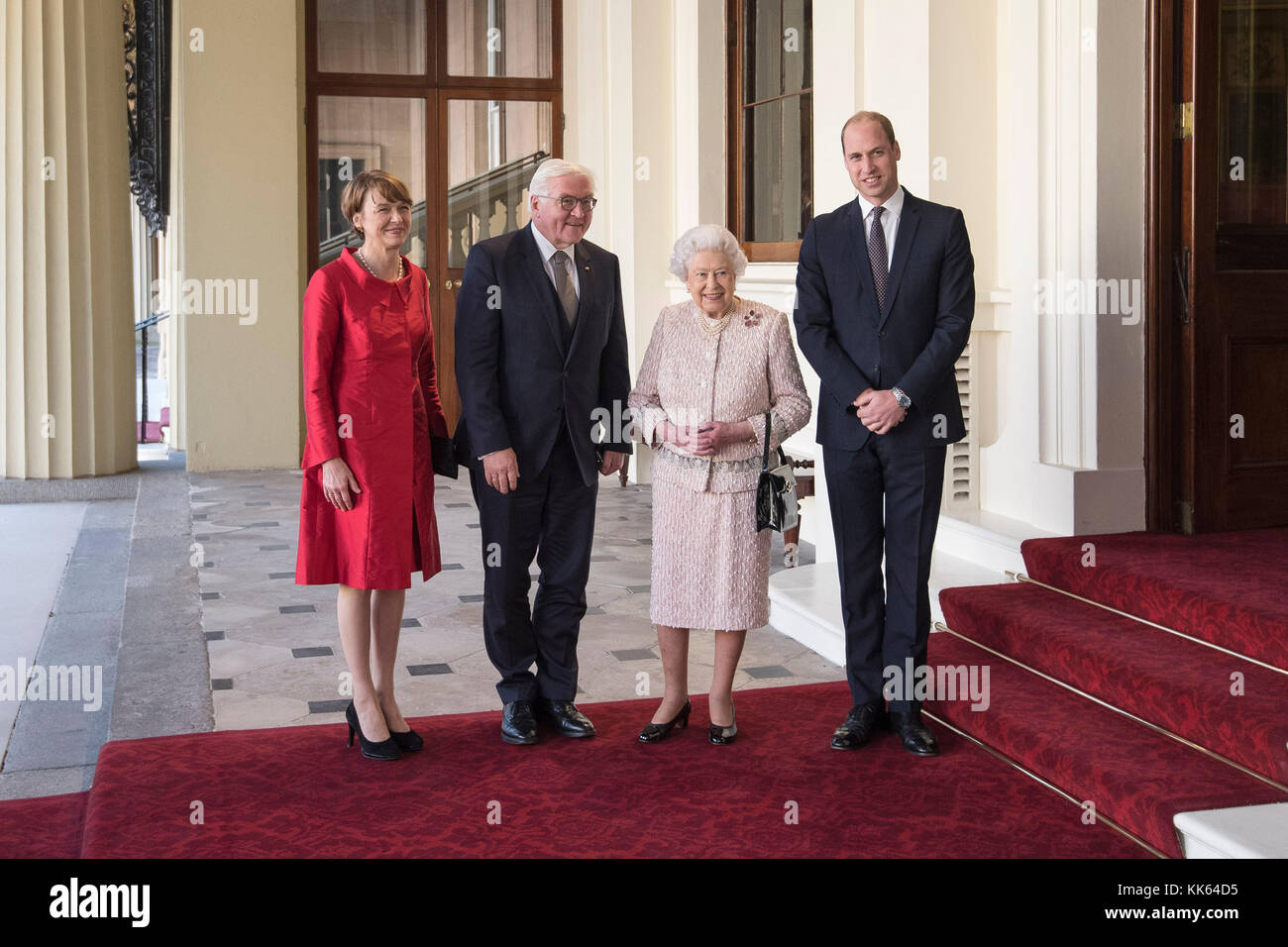 Queen Elizabeth II und der Herzog von Cambridge grüße den Präsidenten der Bundesrepublik Deutschland Dr. Frank-Walter Steinmeier und seine Frau Elke Budenbender außerhalb der großen Eingang, bevor ein eigenes Mittagessen im Buckingham Palace in London. Stockfoto