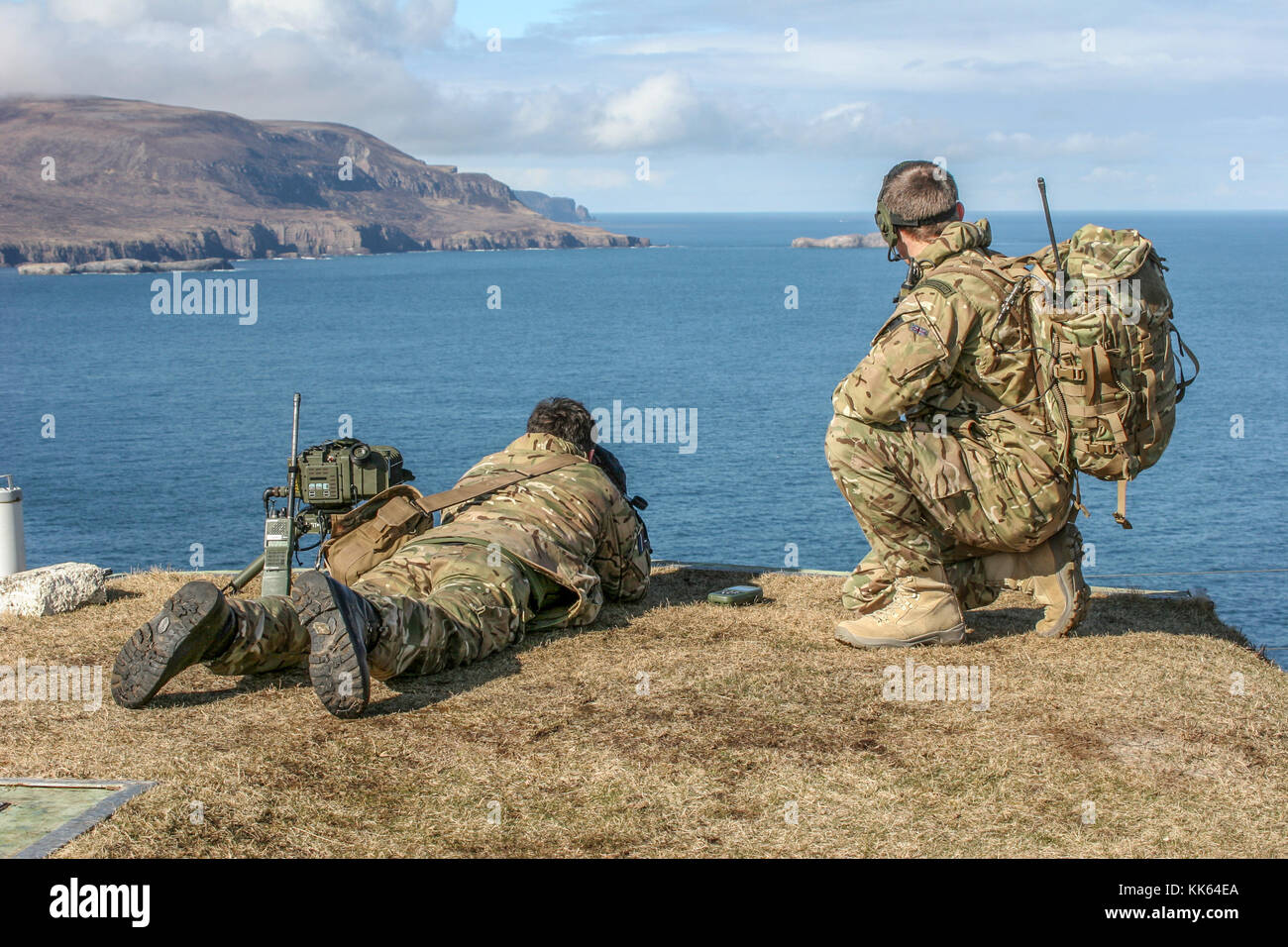 2 Offiziere von der Royal Air Force Regiment bieten Unterstützung der nahen Luft am Kap Zorn Bereich als Teil der Pflichten als gemeinsame taktische Fluglotsen. Stockfoto