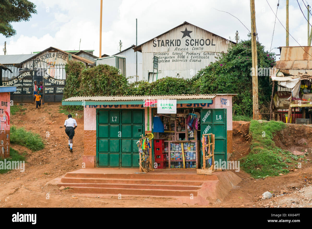 Kinder stehen vor den Toren für Starkid Schule und Rescue Center in Githogoro Slum, Kenia, Ostafrika Stockfoto