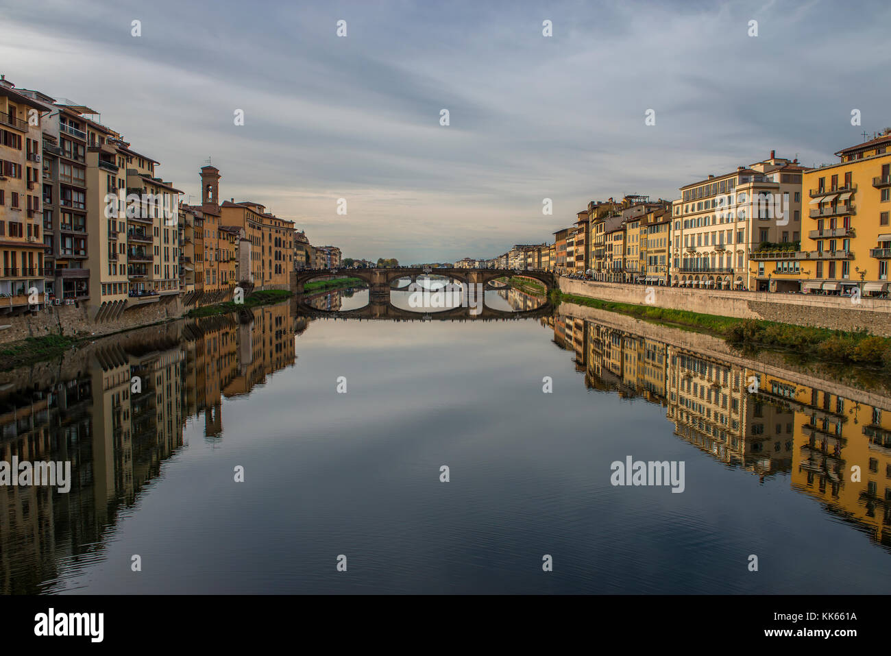 Brücken über den Fluss Arno in Florenz, Italien, mit Wasser Reflexionen Stockfoto