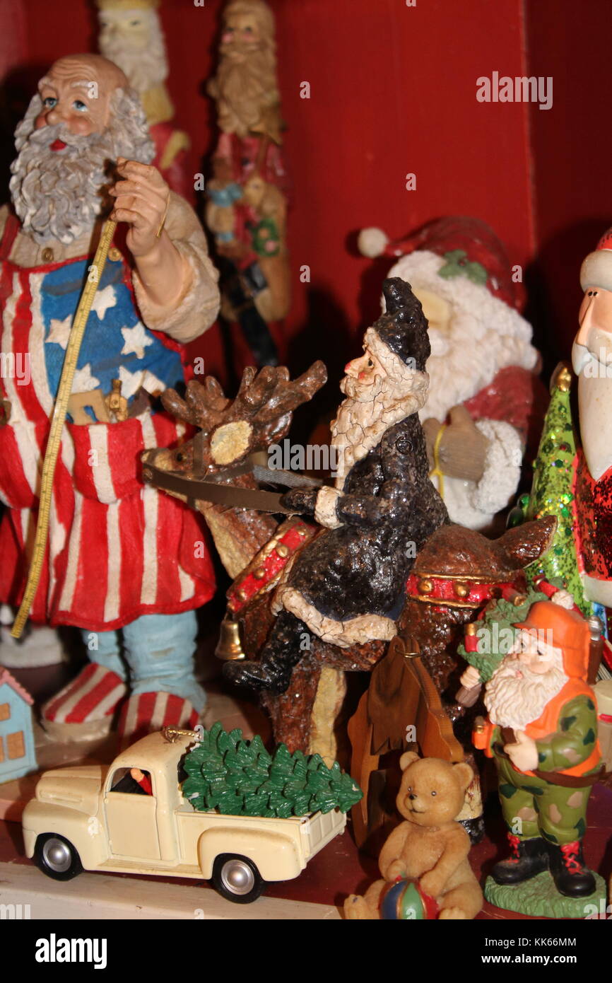 Gruppe von Miniatur Santa Claus Zahlen Stockfoto