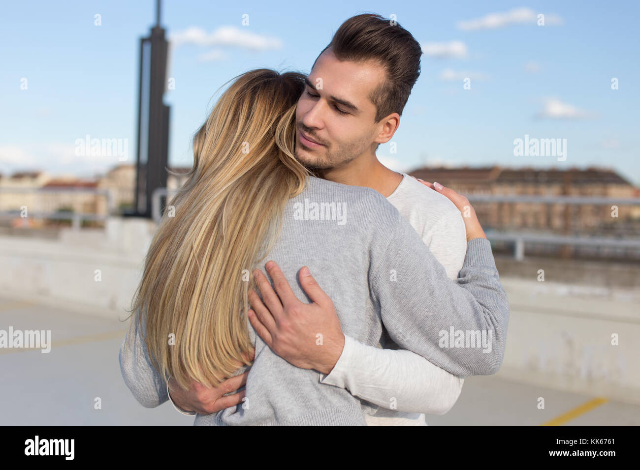 Junger Mann kuscheln Freundin draussen, Verständnis und Liebe Stockfoto
