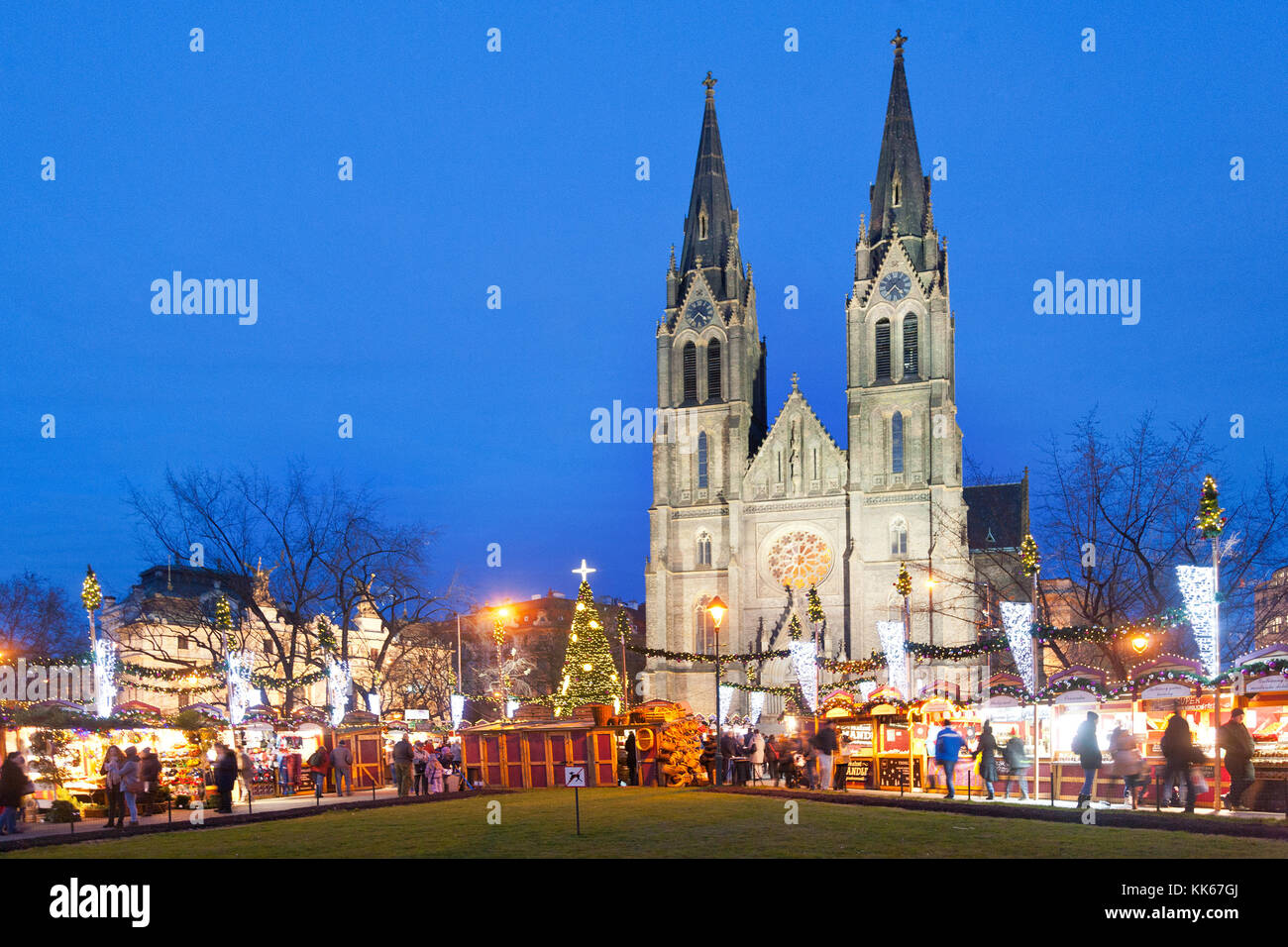 weihnachtsmarkt, neogotische Kirche St. Ludmila, Vinohrady Bezirk, Prag, Tschechische republik Stockfoto