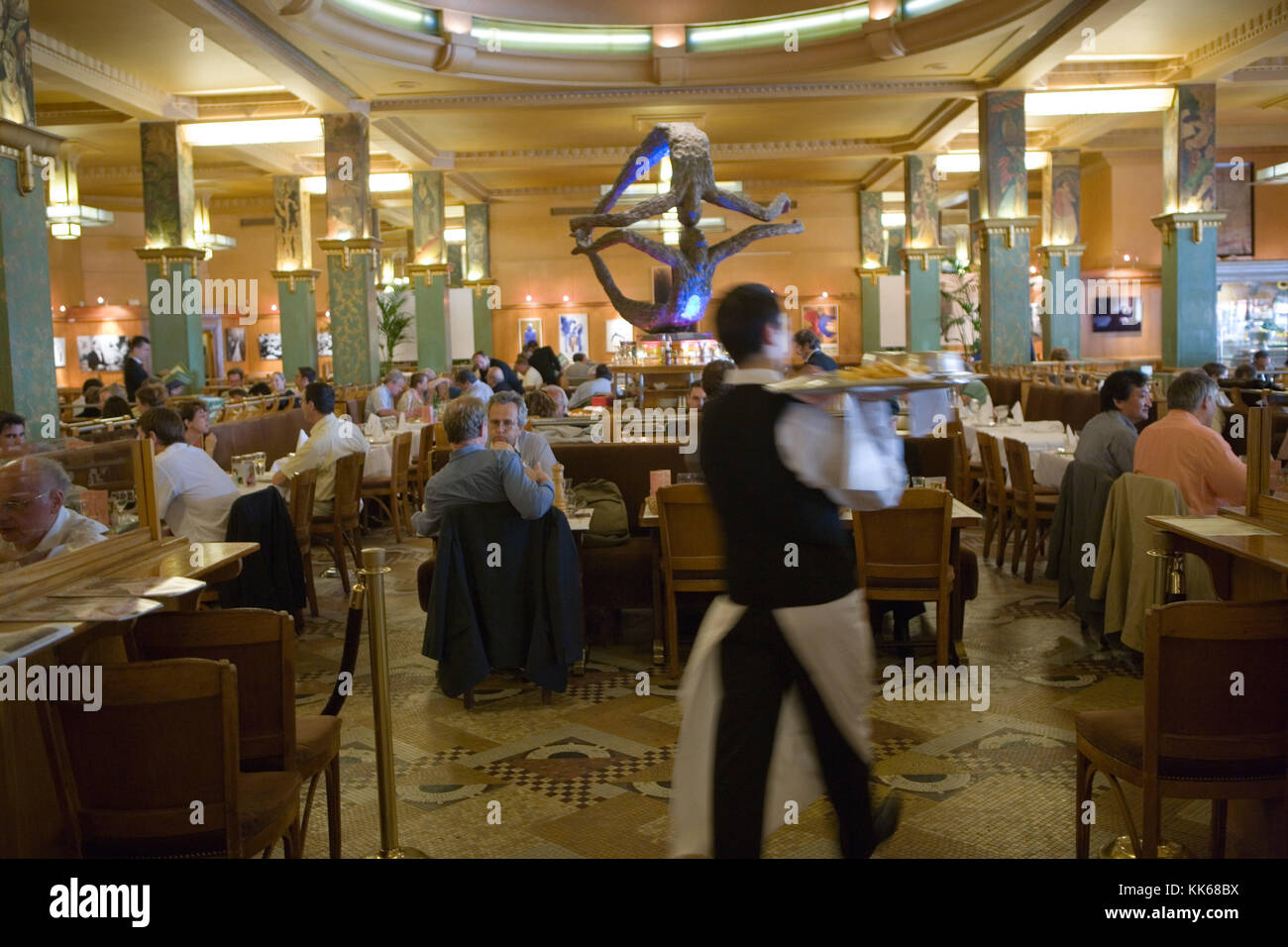 Paris/Frankreich. Restaurant Brasserie La Coupole Stockfotografie - Alamy