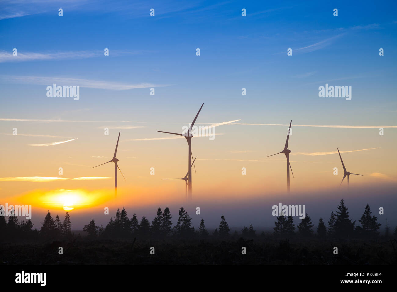 Wind Farm in der Nähe von Edinburgh bei Sonnenuntergang. Stockfoto