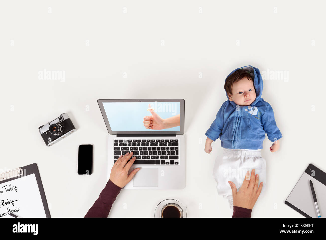 Handy Am Arbeitsplatz Wegen Kind Junge Mutter mit Kleinkind am Arbeitsplatz Arbeitsplatz mit Baby, Handy