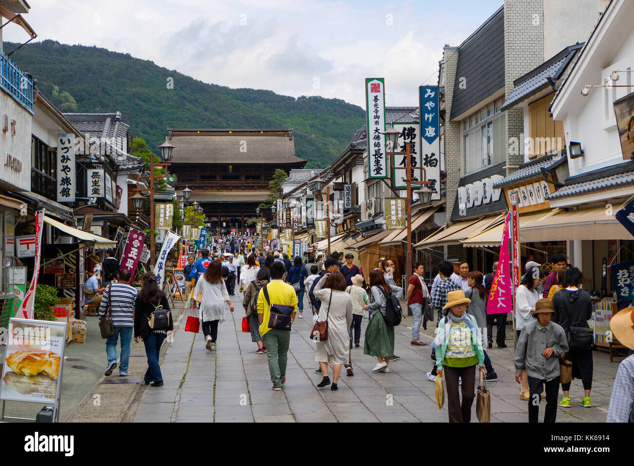 Nagano - Japan, 3. Juni 2017: Besucher strömen die Hauptstraße, gesäumt von Touristenläden, die zum buddhistischen Zenkoji-Tempel führen Stockfoto