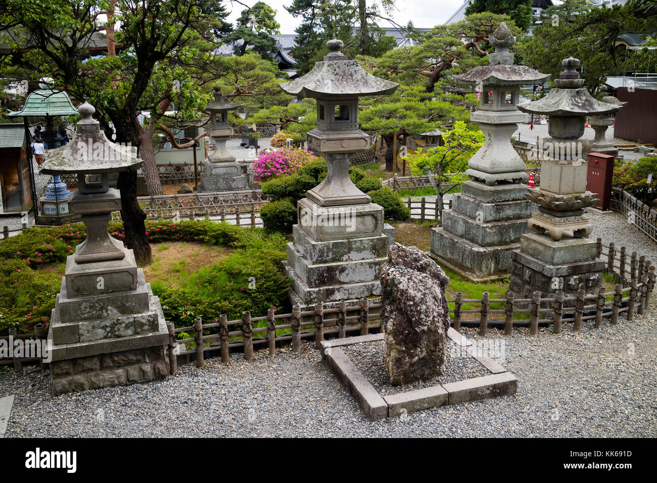 Nagano, Japan, 3. Juni 2017: Garten und Laternen an der buddhistischen Zenkoji Tempel Stockfoto