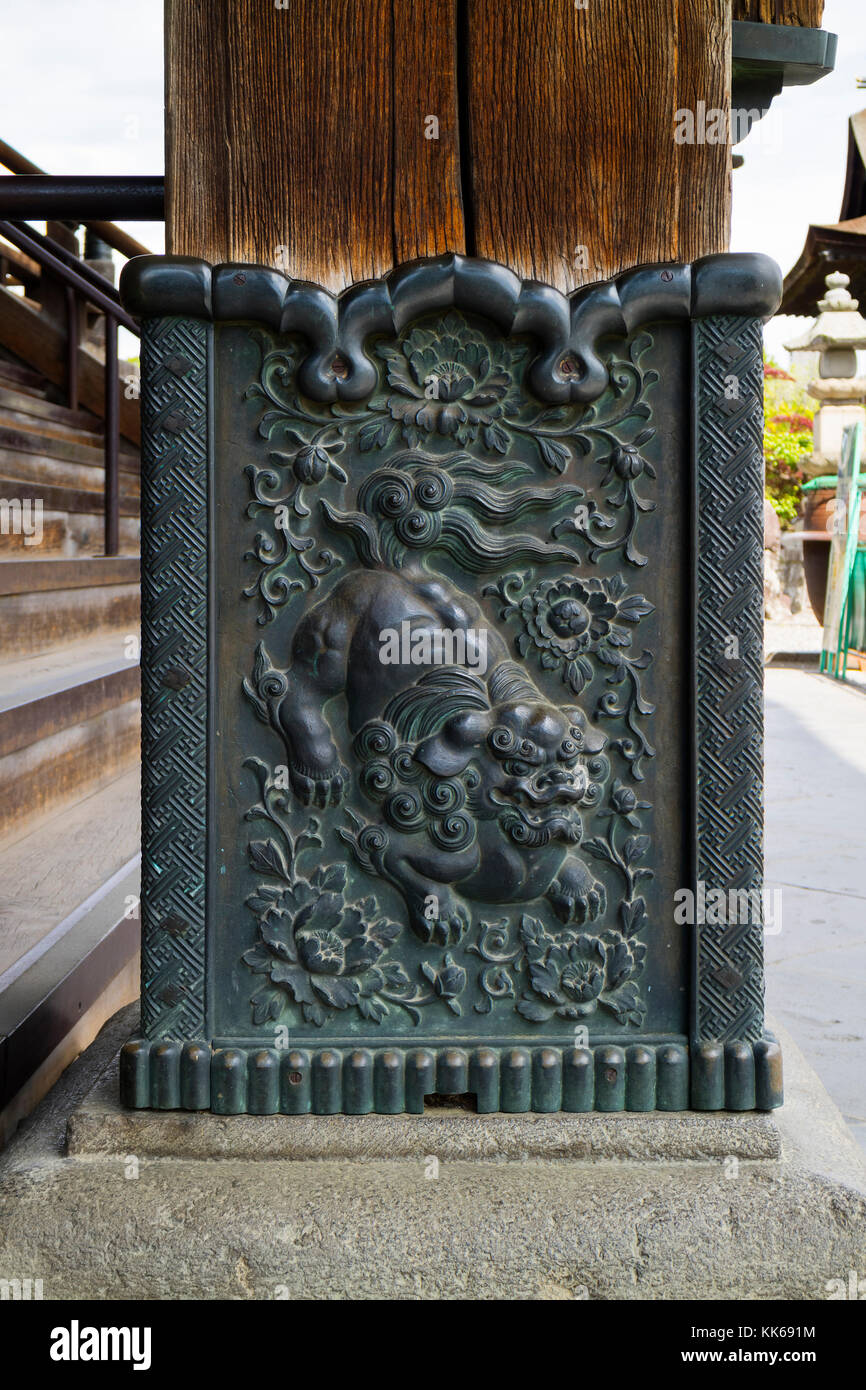 Nagano, Japan - Juni 3, 2017: Dekoration von einem Erziehungsberechtigten Löwe Hund auf einer Säule an der Zenkoji Tempel Stockfoto