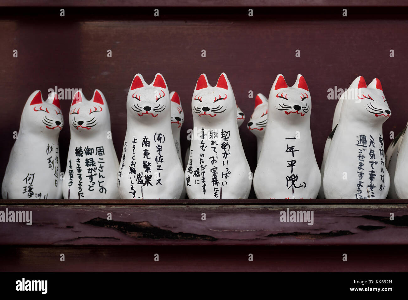 Nagano, Japan, 3. Juni 2017: Reihe kleiner votive Kitsune, Fox Tierfiguren, Tier Wächter vor einem inari Schrein Stockfoto