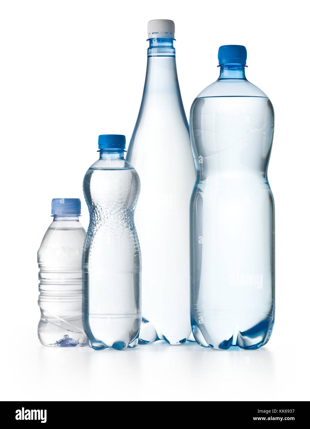 Verschiedene Flaschen Wasser isoliert auf weißem Stockfoto
