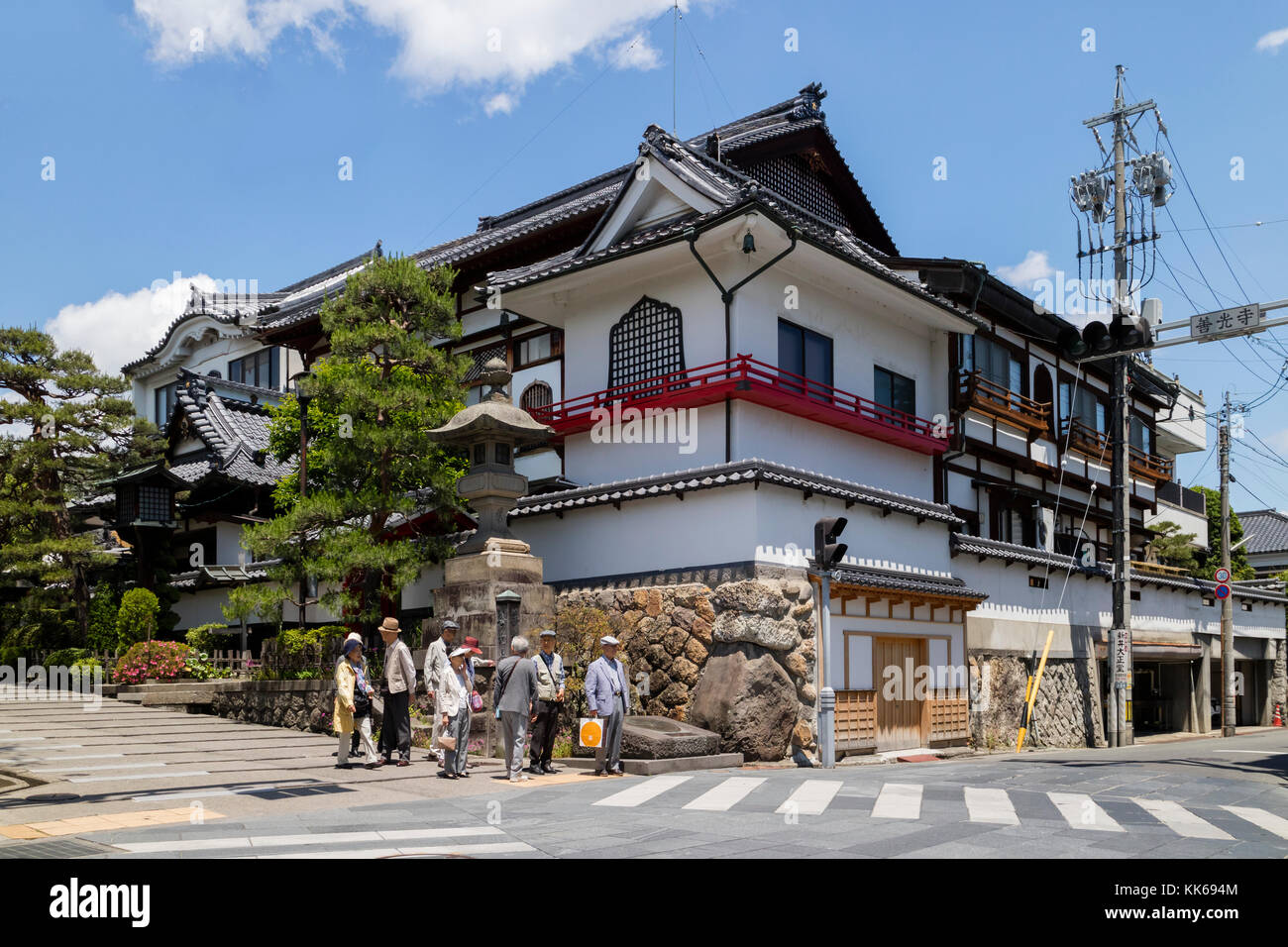 Nagano, Japan - Juni 5, 2017: Straße Ecke in Nagano mit traditionellen Häusern und japanische Touristen Stockfoto