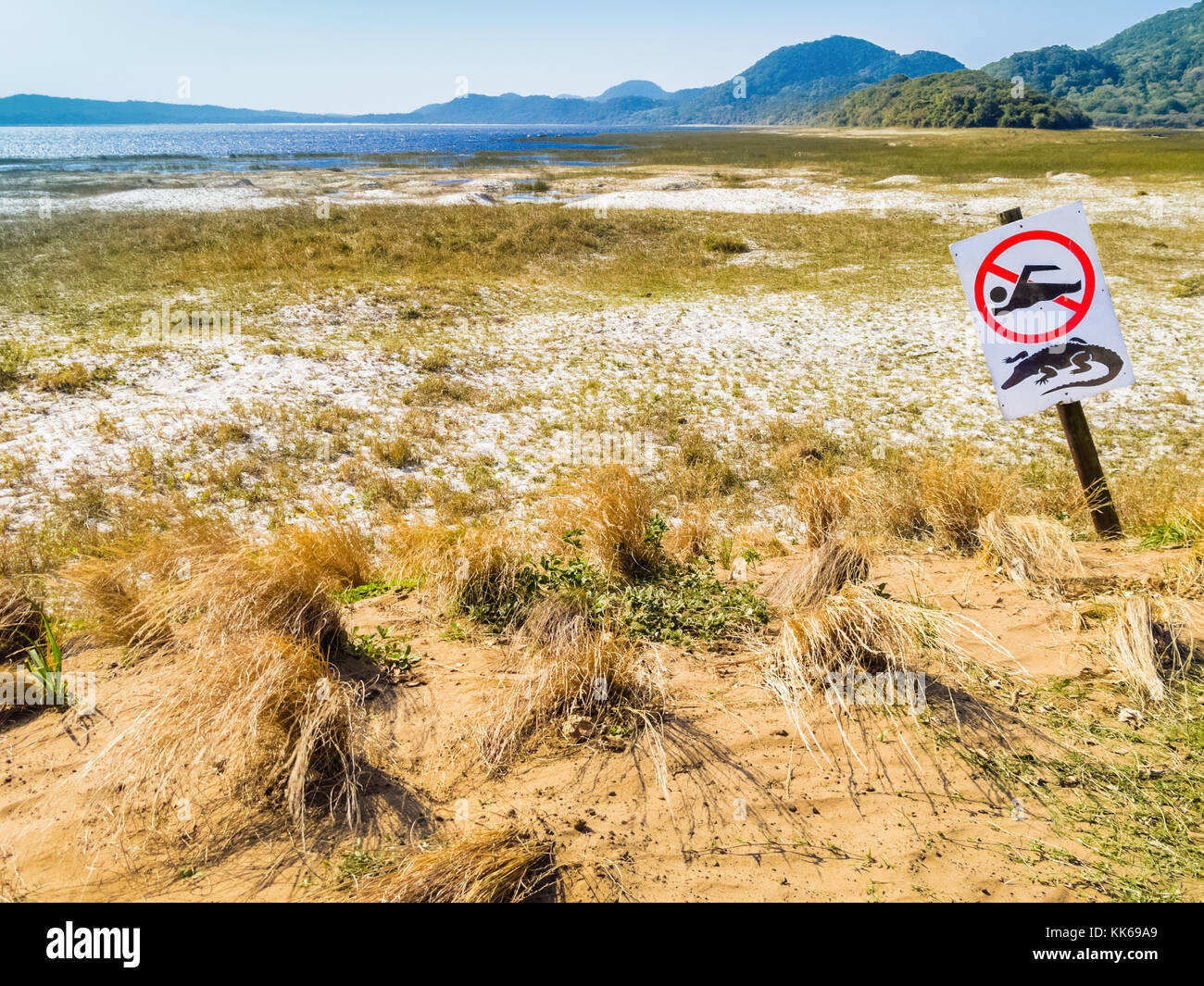 Südafrika, Isimangaliso Wetland Park, Krokodil Warnung und kein Schwimmen anmelden Stockfoto
