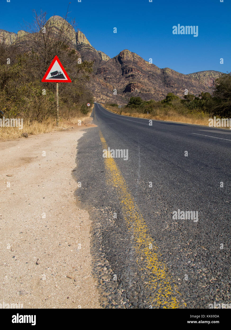 Gepflasterte Straße in die Drakensberge, Südafrika Stockfoto