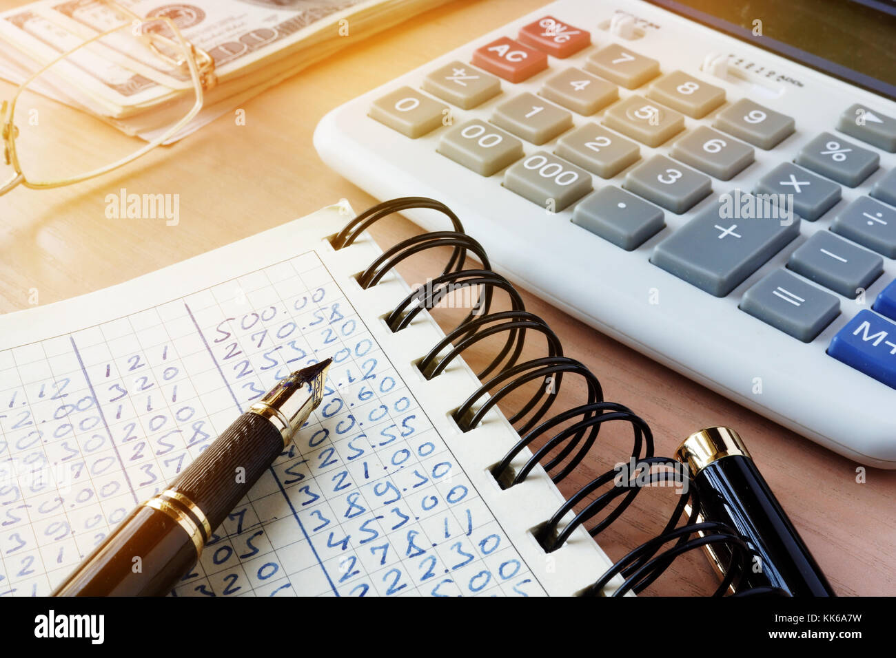 Finanzbericht für das Rechnungswesen mit Taschenrechner und Geld. Stockfoto