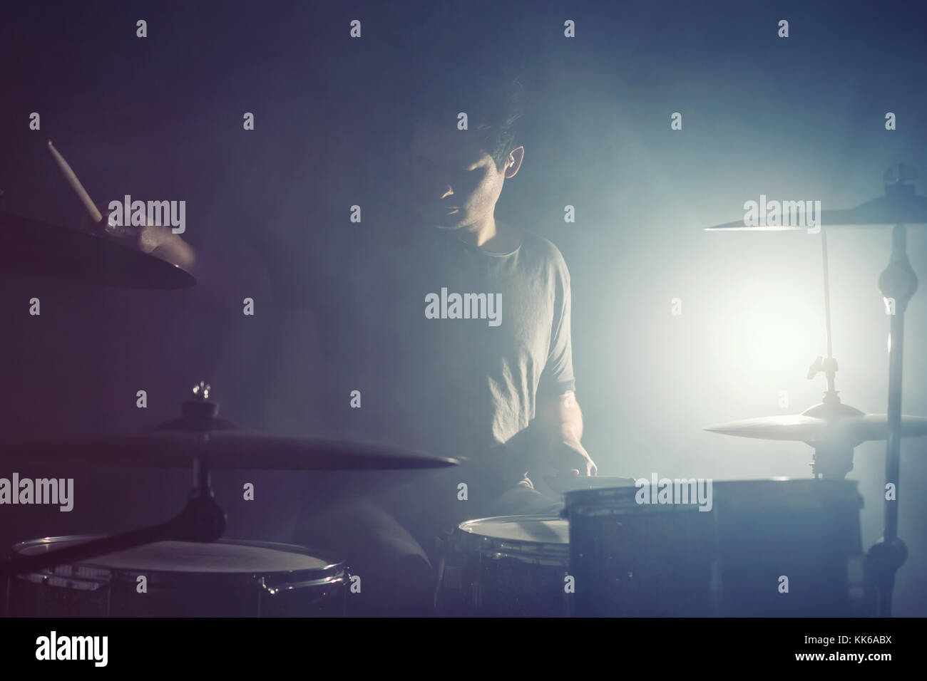 Schlagzeuger von Spotlight mit Hintergrundbeleuchtung Stockfoto