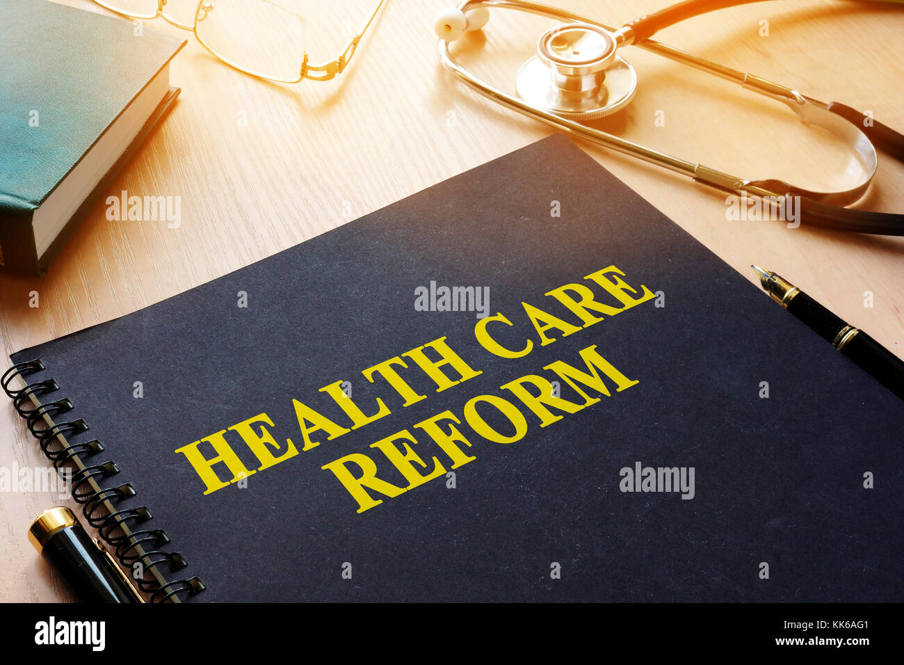 Buch mit Titel Gesundheitsreform auf einem Schreibtisch. Stockfoto