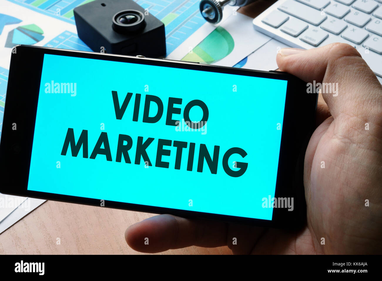 Video Marketing Konzept. Hände sind Smartphones. Stockfoto