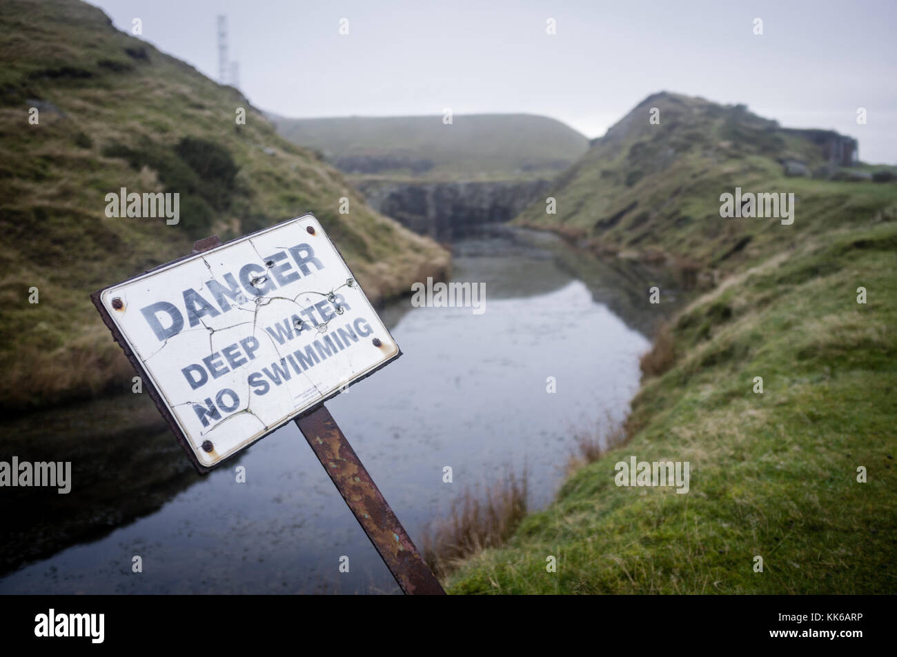 Warnschild - tiefes Wasser von einem verlassenen Steinbruch Pool, Shropshire UK Stockfoto