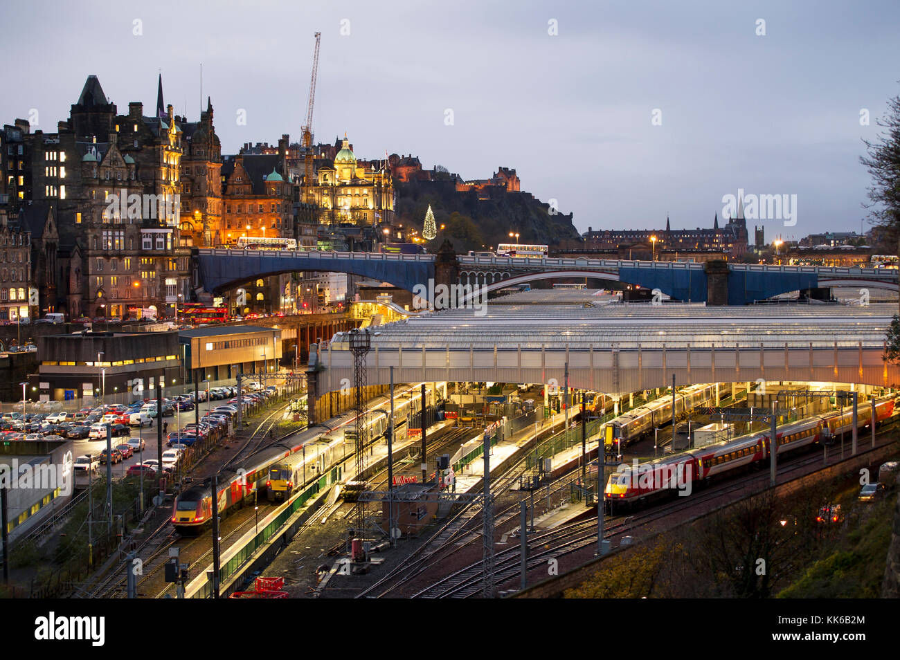 Blick von der Waverley Station im Stadtzentrum von Edinburgh. Stockfoto
