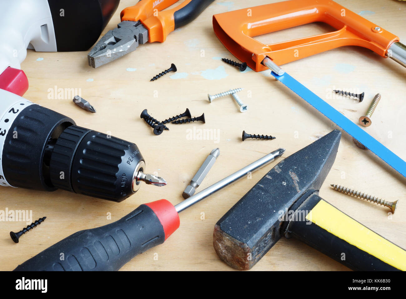 Unterschiedliche Tools für die Renovierung oder diy auf einer hölzernen Hintergrund. Stockfoto