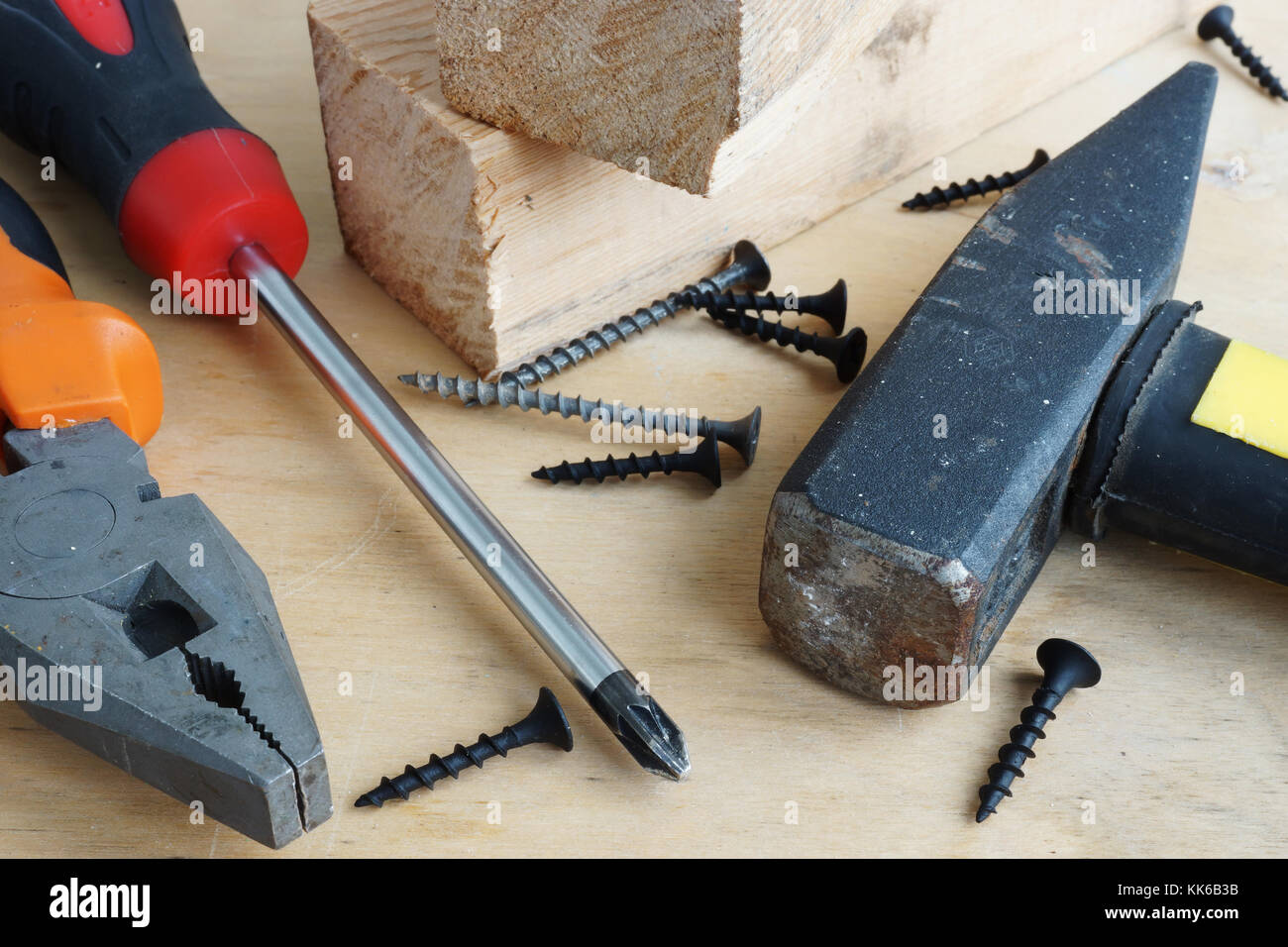 Haus Renovierung. verschiedene Werkzeuge und Schrauben auf einer hölzernen Hintergrund. Stockfoto