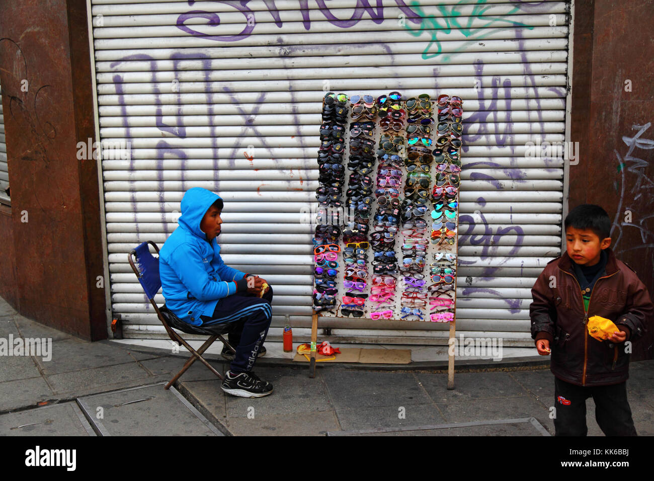 Junge verkauft billige Sonnenbrille auf der Straße Stand, La Paz, Bolivien Stockfoto