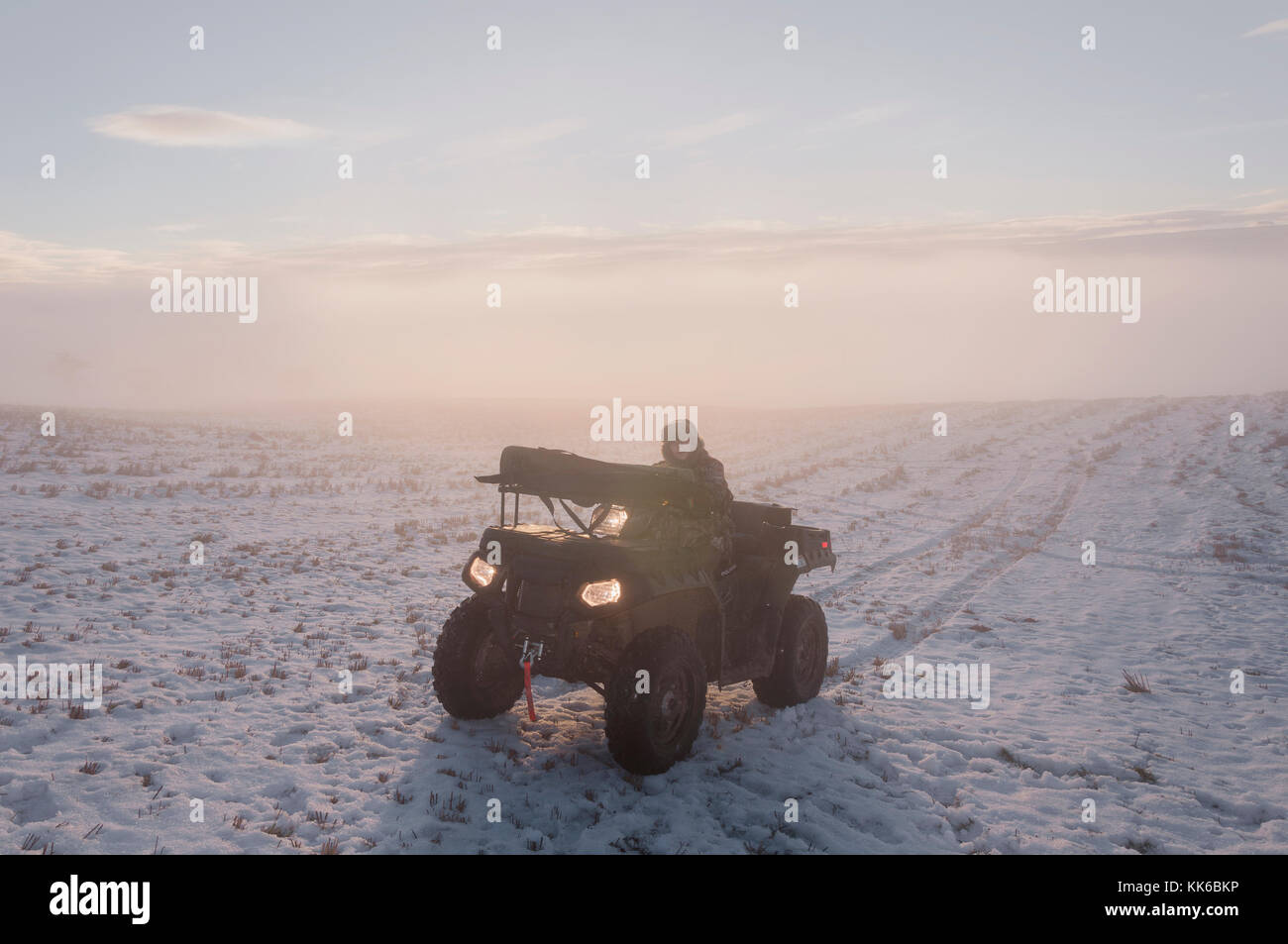 Ein Junge Position ein Tag der Tontaubenschießen auf einem lokalen Farm in gewohnt zu tun, auf einem nebligen Wintertag. Stockfoto