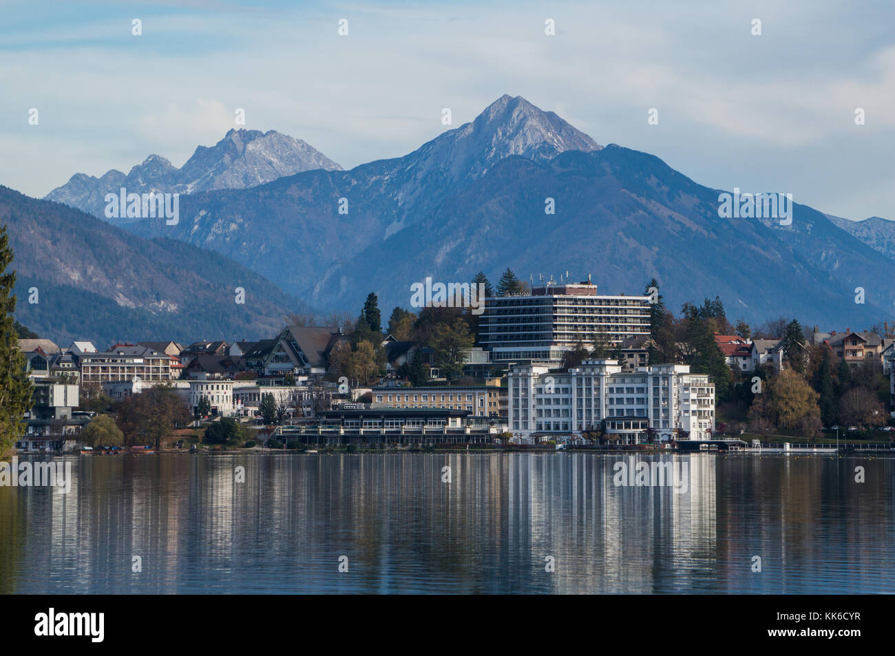 Bled, Slowenien - 26.10.2017: Die berühmten touristischen Ferienort Bled vom anderen Ende der See aus gesehen Stockfoto